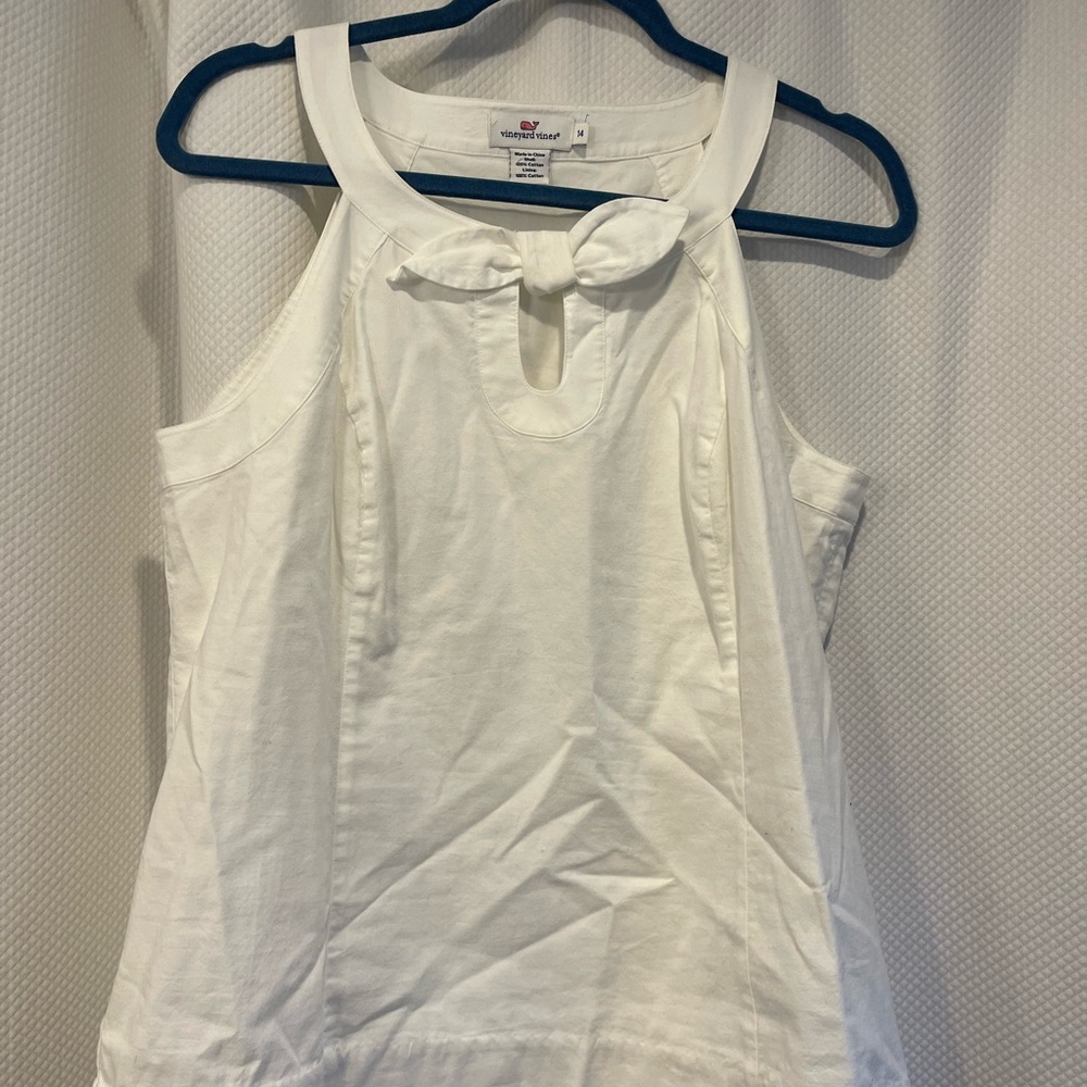Woman vineyard vines White Sleeveless Top, never worn, size xl.